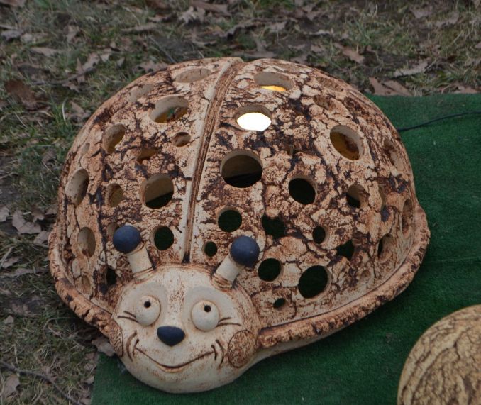 Šamotinės keramikos gaminiai, pagaminti Panevėžyje, pritaikyti sodui, esant bet kokioms oro sąlygoms.