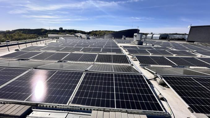 Saulės elektrinė ant prekybos centro stogo