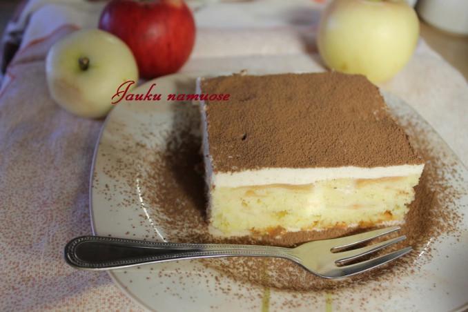 Obuolių pyragas su cinamono skonio panna cotta putėsiais