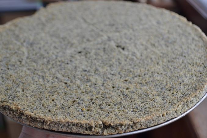 Iškepti biskvitai turi būti ne storesni nei 1 cm, o nelygumus galima atsargiai nupjauti su peiliu.